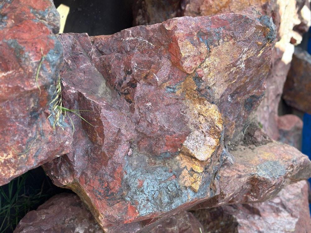 Камни для ландшафтного дизайна красно-фиолетовые 10-60 килограмм купить в Нальчике