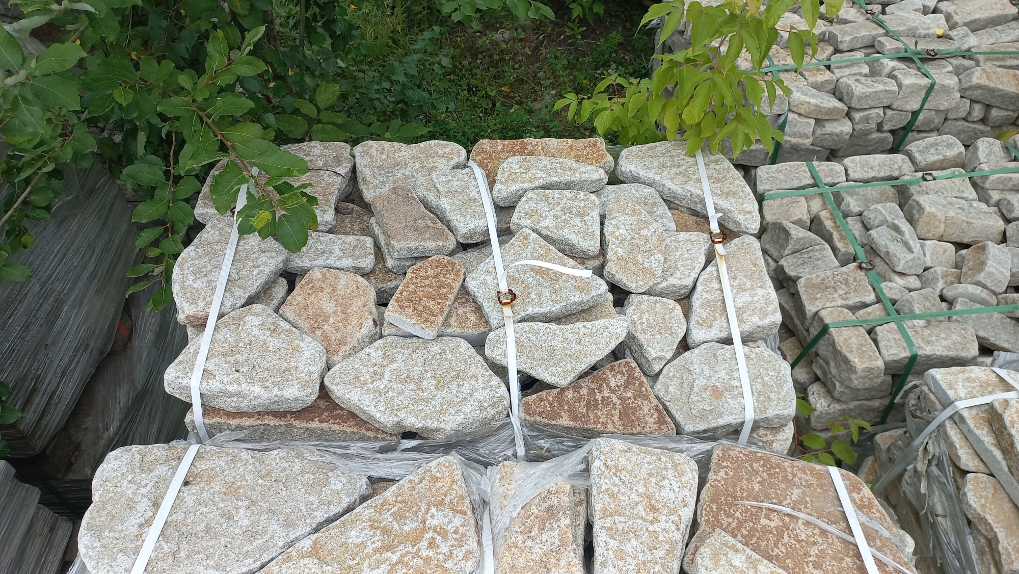 Плитняк галтованный гранитный для ландшафтного дизайна купить в Нальчике