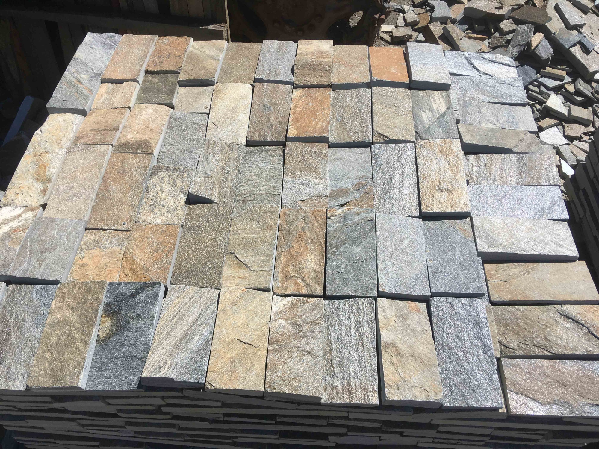 Плитка пилёная златолит Уральский для фасада купить в Нальчике