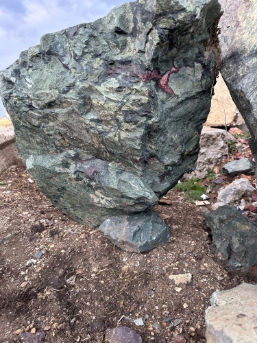 Гигантские зелёные валуны для ландшафтного дизайна весом более 5 тонн купить в Нальчике