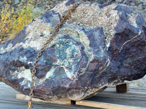 Огромные красно-фиолетовые валуны для ландшафтного дизайна весом более 5 тонн купить в Нальчике