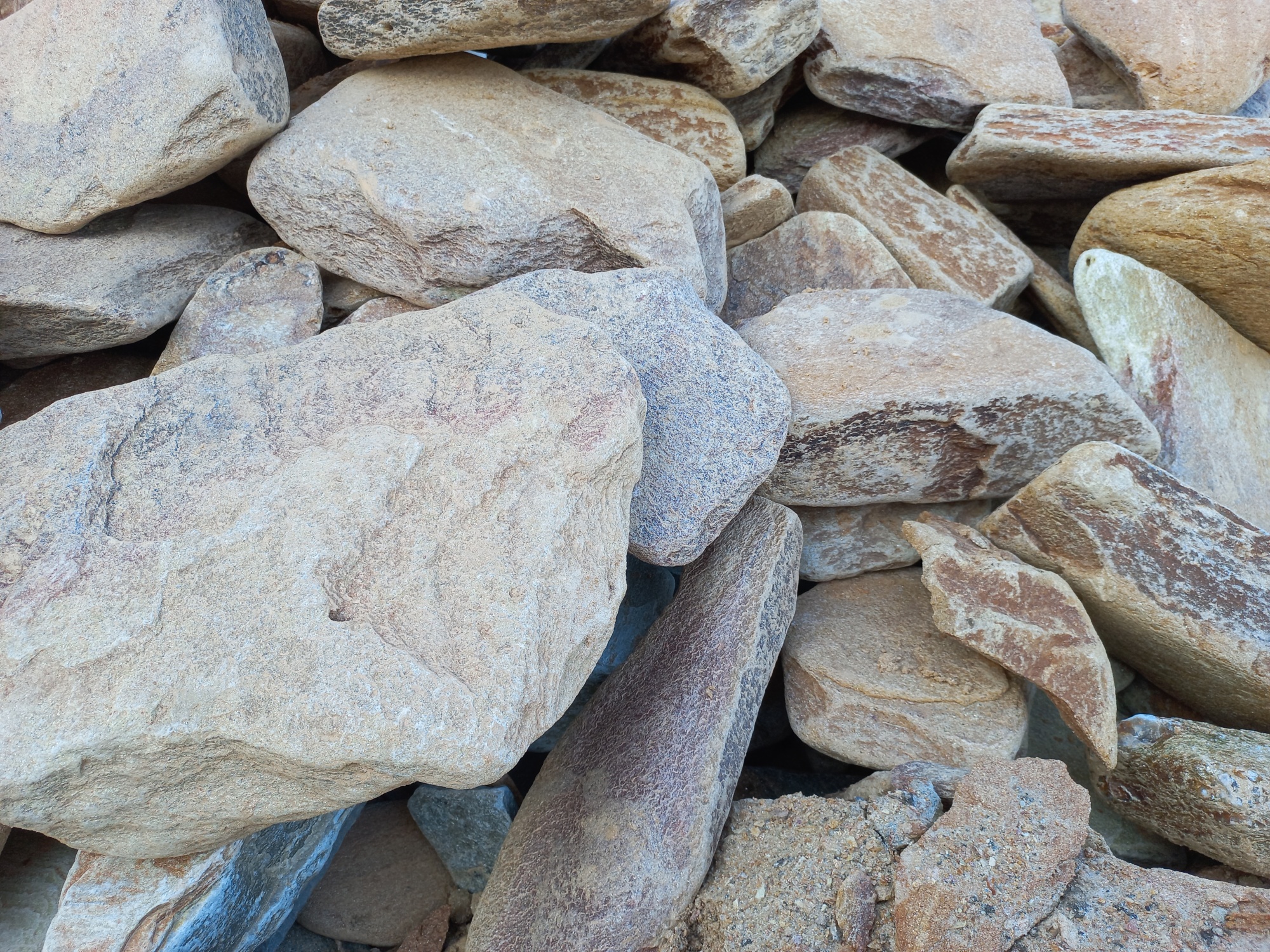 Златолит жёлтый, жёлто-зелёный глыбки и валуны для ланшафтного дизайна купить в Нальчике