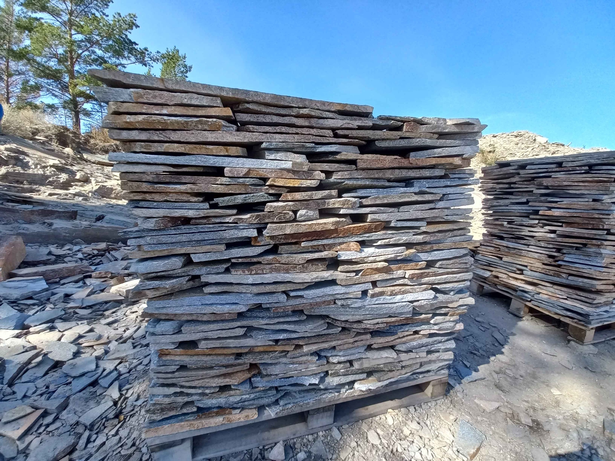 Плитняк златолит серебристый для фасада купить в Нальчике