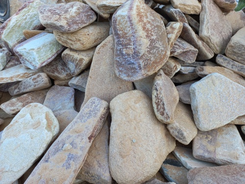 Златолит жёлтый, жёлто-зелёный глыбки и валуны для ланшафтного дизайна купить в Нальчике